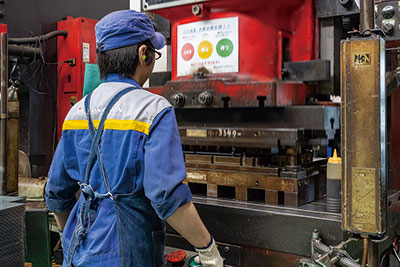 ファインブランキング加工風景02